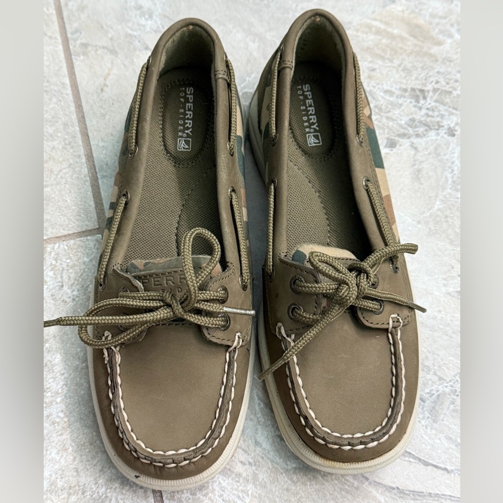 Sperry Khaki and Camo Women’s Boat Shoes Size 6.5